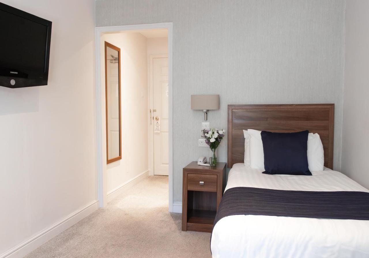 The Holt Hotel 스티플아스톤 외부 사진