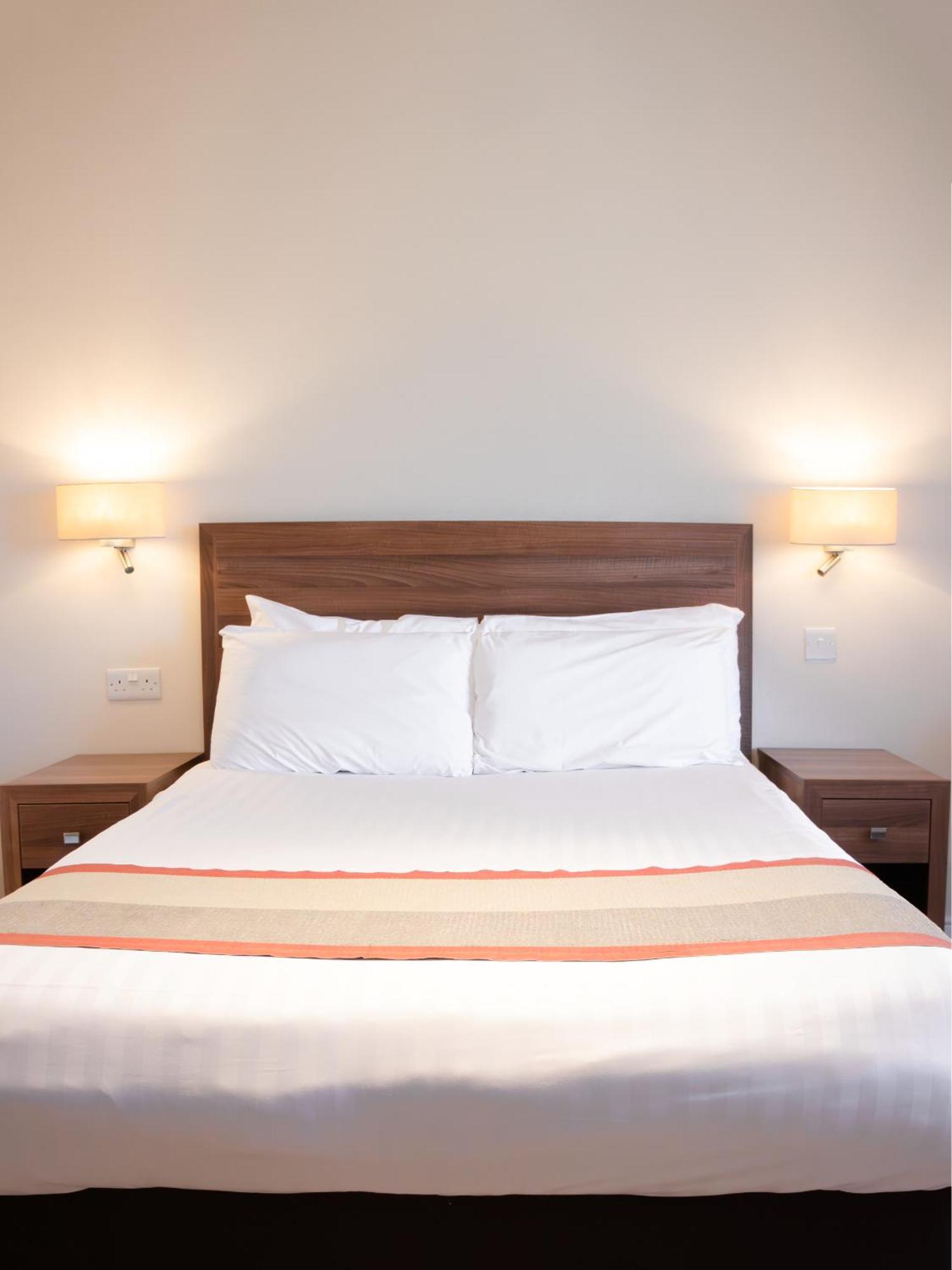 The Holt Hotel 스티플아스톤 외부 사진