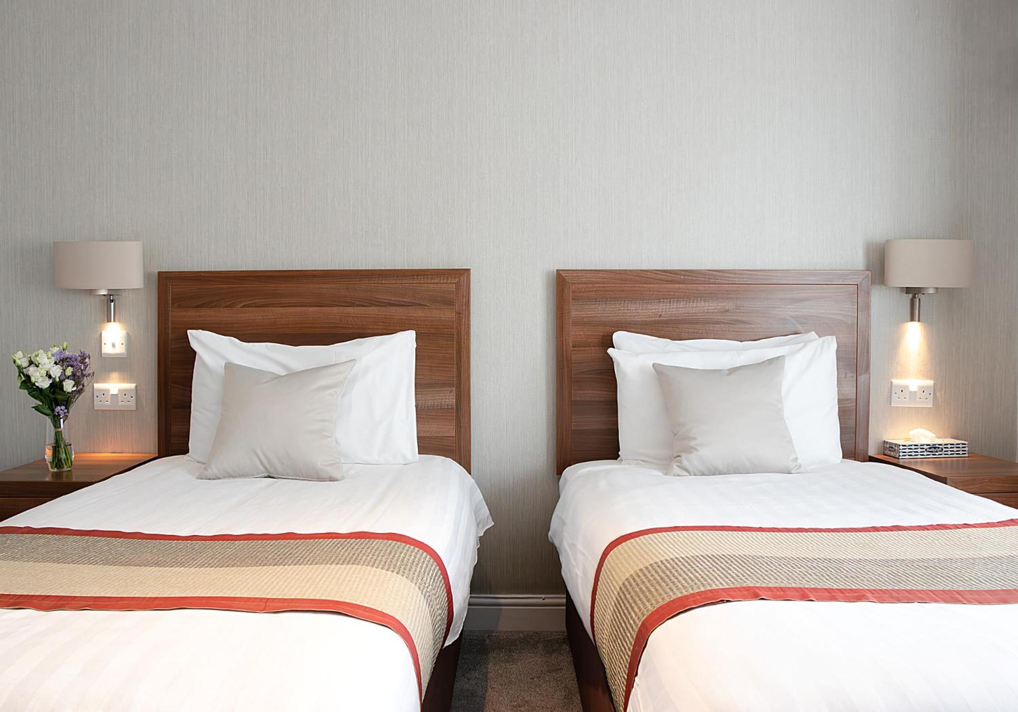 The Holt Hotel 스티플아스톤 외부 사진
