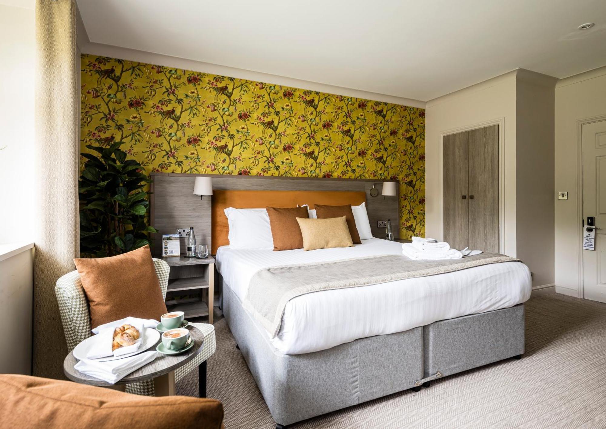 The Holt Hotel 스티플아스톤 외부 사진