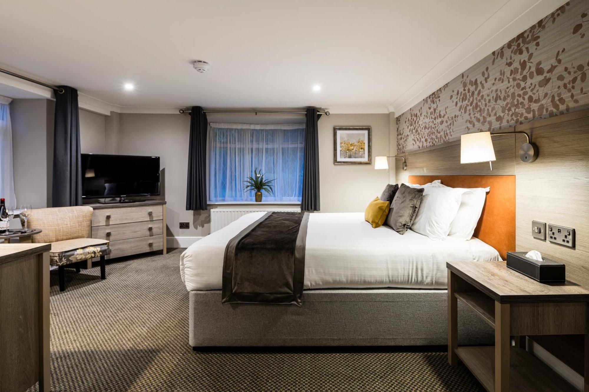 The Holt Hotel 스티플아스톤 외부 사진