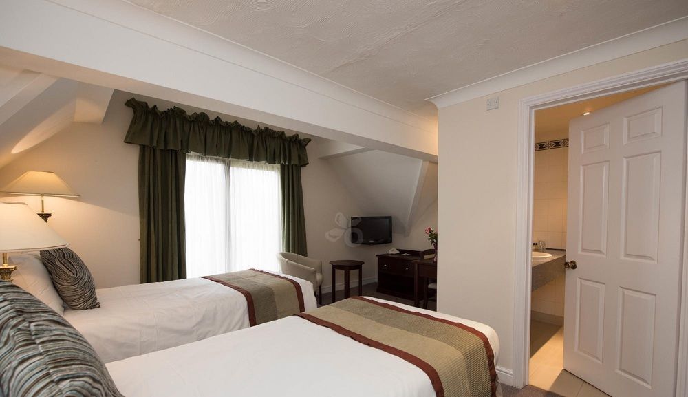 The Holt Hotel 스티플아스톤 외부 사진