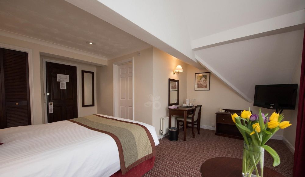The Holt Hotel 스티플아스톤 외부 사진