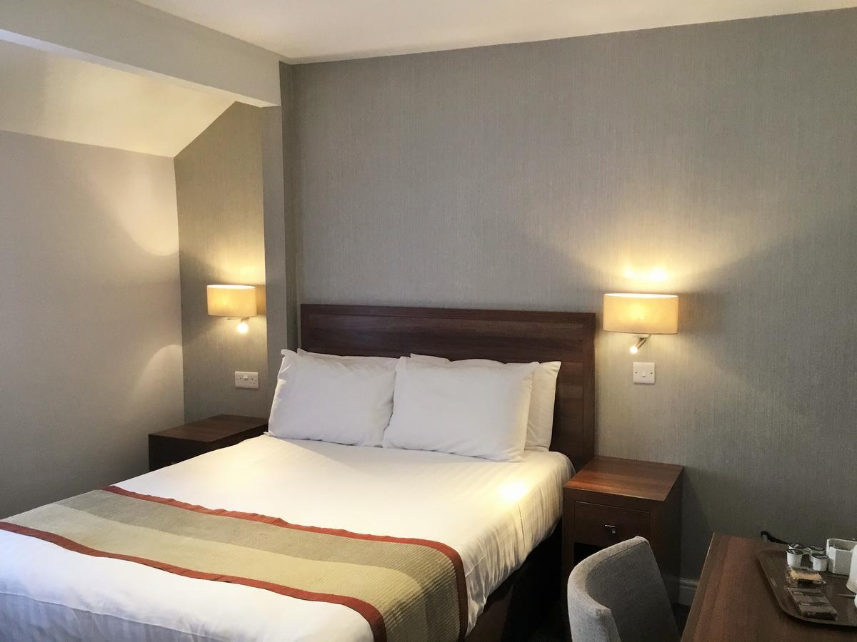 The Holt Hotel 스티플아스톤 외부 사진