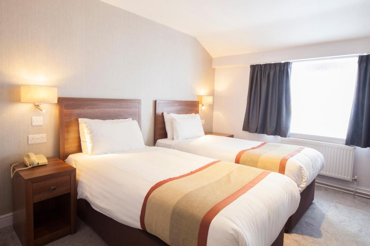 The Holt Hotel 스티플아스톤 외부 사진