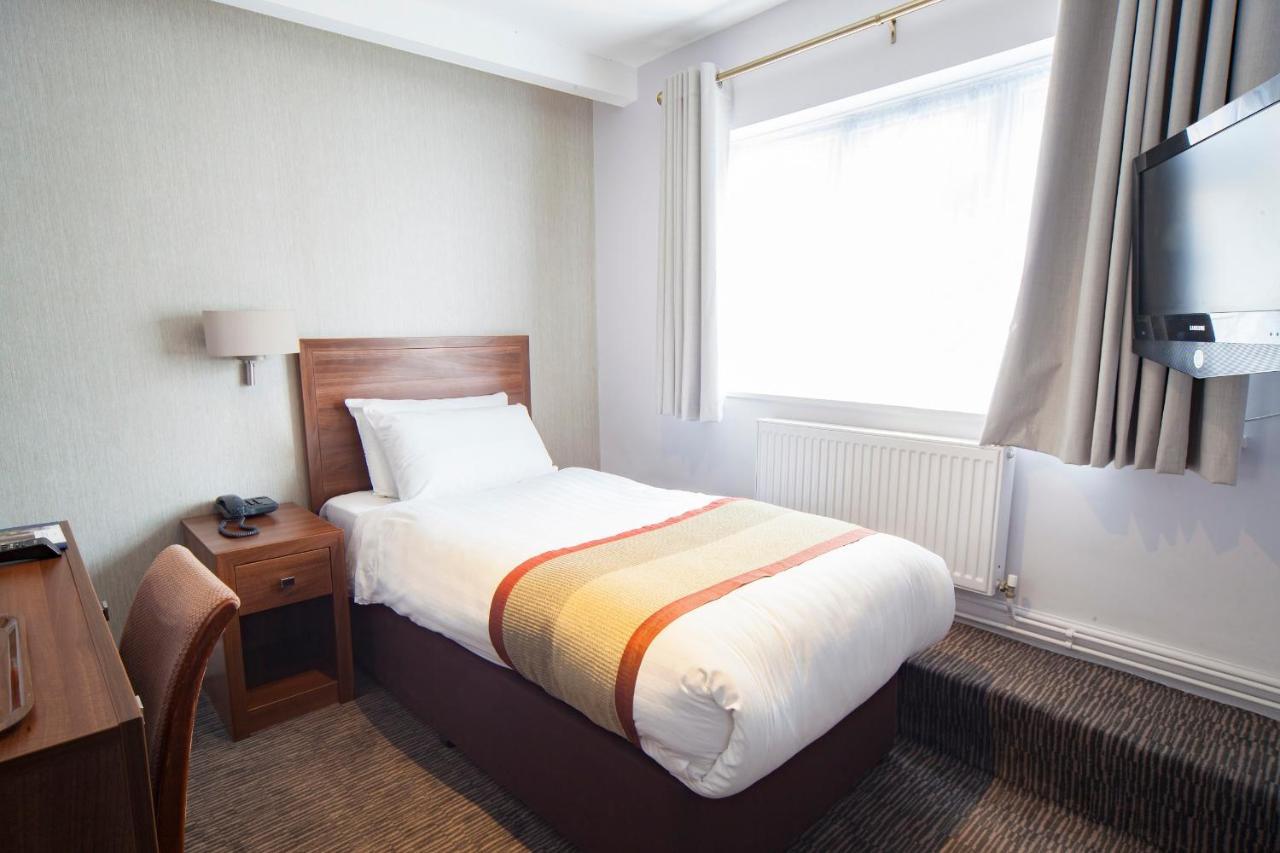 The Holt Hotel 스티플아스톤 외부 사진